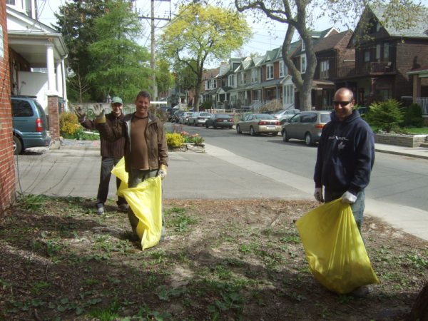 2010 Community Cleanup: Edwin Ave. cleanup.  Photo by Craig Charnock