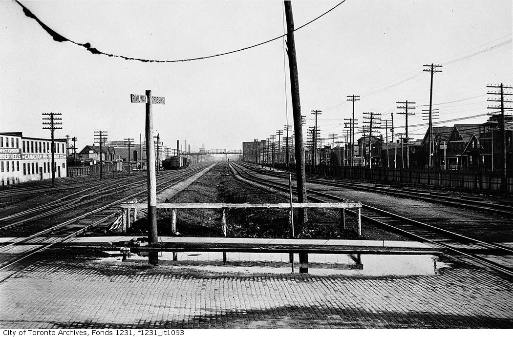 Looking south down the tracks from Dupont/Royce (1923)