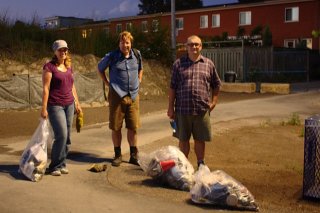  Some of the volunteers who gathered to clean up litter on the West Toronto Railpath.